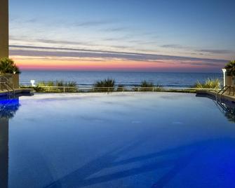 Three Bedroom Deluxe, Ocean Front Condo, Myrtle Beach, Sc (3361713) - 北默特尔比奇 - 游泳池