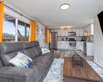 Newly renovated 2 bed/ 1 bath house 10 minutes away from downtown Anchorage. - 安克雷奇 - 客厅