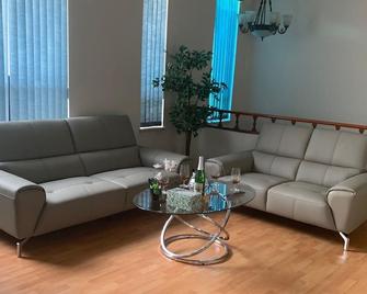 Cozy and cheerful 4-bedroom home with free parking on premises - 温哥华 - 客厅