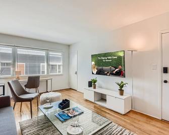 顶级海滩位置的签名king 1br（ab） - 圣克莱门特 - 客厅