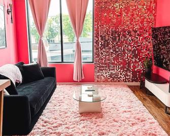 Dolly's Glam Getaway - Glittering Gem Near Broadway - 纳什维尔 - 客厅