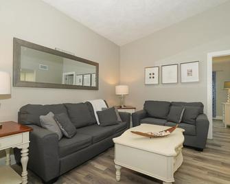 Siesta Key Village-Suite #3: A Block to the Beach! - 萨拉索塔 - 客厅