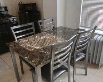 Clean and comfortable entirely apartment near JFK, Family oriented. - 皇后区 - 餐厅