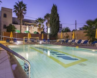 奥里金公寓酒店 - 卡达麦纳 - 游泳池