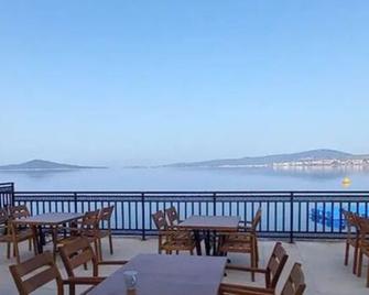 Ayvalik Cihan Otel - 艾瓦勒克 - 阳台