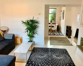 Stylish house & garden on quiet road. Easy free parking. - 曼彻斯特 - 客厅