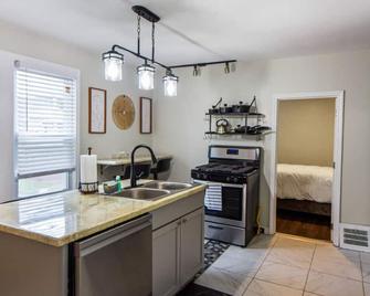 Little Italy Apt. Case Western & Cleveland Clinic - 克利夫兰 - 厨房