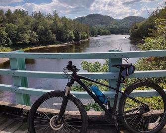 White Mountains Riverfront Studio - 戈勒姆 - 阳台