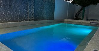 特瑞斯瑞家庭旅馆 - 卡塔赫纳 - 游泳池