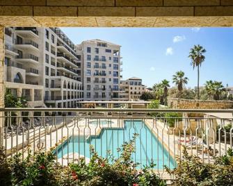 Breathtaking 3 BR Apt w Sea View in Central Jaffa with Mamad by Sea N' Rent - 特拉维夫 - 游泳池