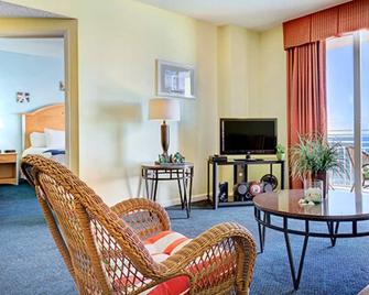 Three Bedroom Deluxe, Ocean Front, Luxury Condo, Daytona Beach 2093450 - 代托纳海滩 - 客厅