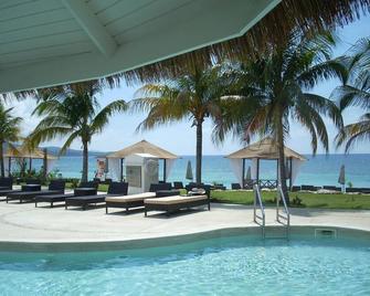 A home away from home to enjoy Jamaica! - 蒙特哥贝 - 游泳池