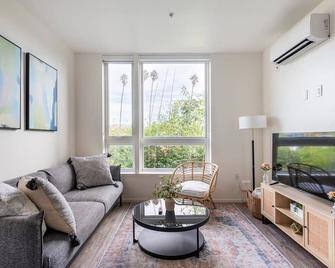 Open One-Bedroom in West Oakland - 奥克兰 - 客厅