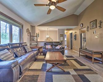3 Mi to Kalahari Pocono Mountain Home with Fire Pit - Pocono Summit - 客厅