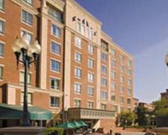 Old Town Alexandria Resort ~located minutes from the metro - 亚历山德里亚 - 建筑