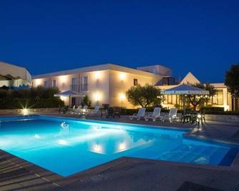 拉玛朋杜拉酒店 - 阿尔贝罗贝洛 - 游泳池