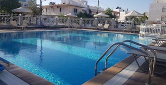 邹伯利亚公寓式酒店 - 卡达麦纳 - 游泳池