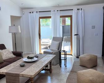 Romantic Downtown Spanish Villa with you own private pool & spa ! - 棕榈泉 - 客厅
