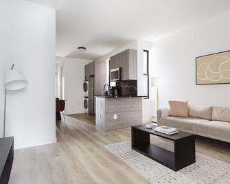Amazing Greenpoint 2BR w/ Laundry & A/C, by Blueground - 布鲁克林 - 客厅