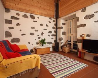 A small cottage in the center of Horta, Faial Island, Azores - 奥尔塔 - 客厅