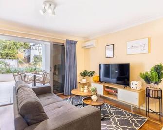 Vintage Glamour Nest 2BR Apt near CBD with carpark - 布里斯班 - 客厅