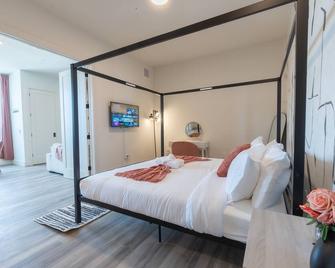 Rosy Retreat with NYC Views by the train! Free Parking+3 beds. 20% OFF 7days - 纽瓦克 - 睡房