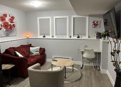 Exquisite Cozy Suite/full amenities in Kensington - 萨斯卡通 - 客厅