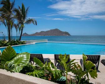 Viaggio Resort Mazatlán - 马萨特兰 - 游泳池