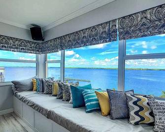 Quaint 2/2 newly renovated 7th floor penthouse with a priceless view - 迈尔斯堡 - 客厅