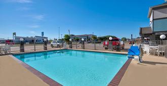 德克萨斯阿瑟港 - SE 6 号开放式客房酒店 - 阿瑟港(德克萨斯州) - 游泳池
