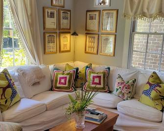 Holly's Cottage. Circa 1867 Historic home. 3 blocks from Forsyth Park. - 萨凡纳 - 客厅