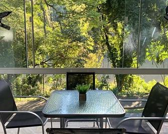 Hostel Jardim de Lotus - 布卢梅瑙 - 阳台