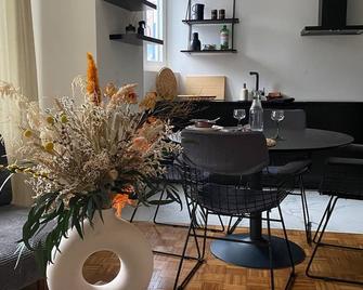 De Flat - Licht en luxueus appartement bij Het Zuid - 安特卫普 - 餐厅