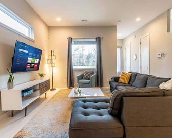 Staycation! Large Open Floorplan with Pool Table - 夏洛特 - 客厅