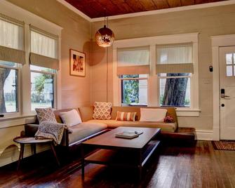 Quaint 1920's home w/ unique charm. - 休斯顿 - 客厅