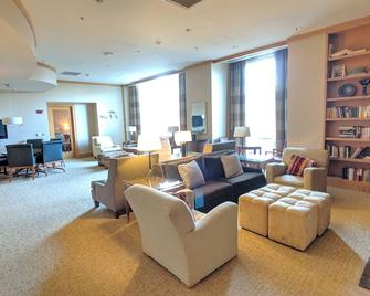 Sunny 2 Bedroom/ 2 Bathroom Apt, River View, By Mgh,mit,harvard, W/D In Suite, - 波士顿 - 休息厅