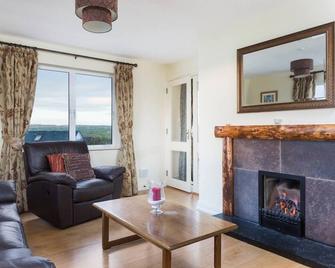 Fairways 20 (10 min walk to Lahinch beach), Short walk to Lahinch, with great views! - 拉辛赫 - 客厅