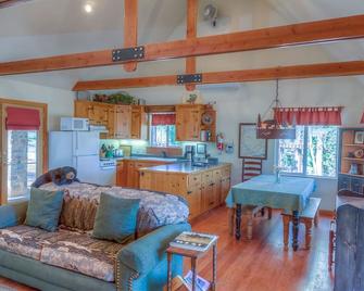 Yosemite Country Cabin - Modern & Private in a woodland setting. - 科尔特维尔 - 客厅