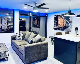 Newly Renovate Stylish Condo with a City View - 图尔萨 - 客厅