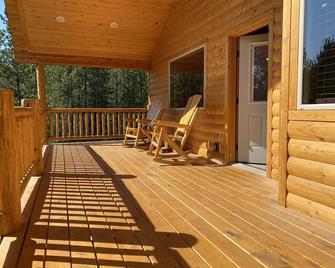 Spacious cabin with a hot tub and minutes from the river - Big Springs - 阳台