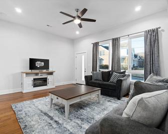 Rebecca's Downtown Luxury Living (527 N 1st St, #C) - 克拉克斯维尔 - 客厅