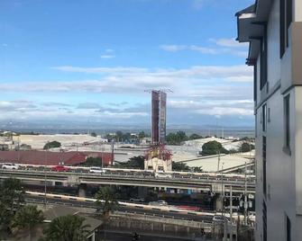 1 Bedroom Fully Furnished Mid-rise Condominium with a City View. - 文珍俞巴 - 户外景观
