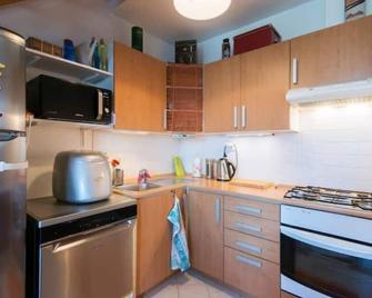 Sunny Two-story Apartment Kyje - 布拉格 - 厨房