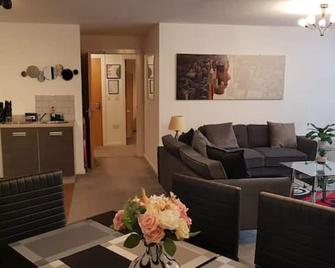 Cosy 2 bedroom Apt with Fast Wi-Fi & Free Parking - 曼彻斯特 - 客厅