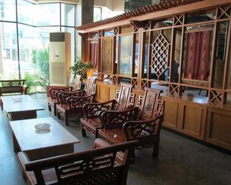 OYO 1735 Adika Bahtera Hotel - 巴厘巴板 - 休息厅