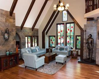 Castle Aldea Great for Family Reunions, Large Groups, Business Meeting Workshops - 长滩 - 客厅