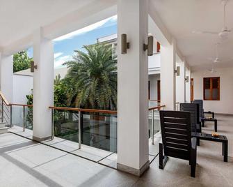 Villa Shanti - Heritage Hotel for Foodies - 蓬蒂切里 - 阳台
