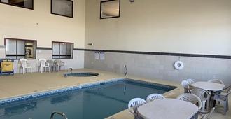 布伦特伍德酒店及套房 - 霍布斯 - 游泳池