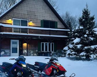 Snowmobile trail access from driveway - Shingleton - 建筑