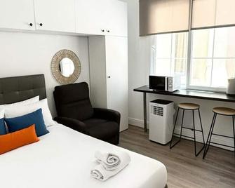 Stylish City Centre Studio - Grand Central House - 直布罗陀 - 睡房